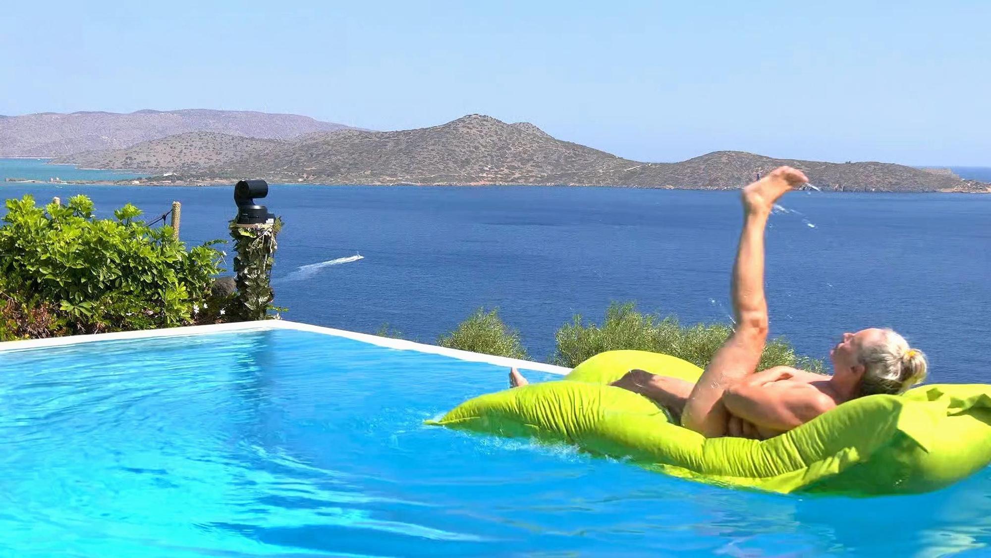 Bärbel badet am liebsten oberkörperfrei – was ihren Kontrahentinnen nicht besonders zusagt. Hier streckt sie ihr linkes Bein in die Höhe, liegt auf einer Matratze im Pool.