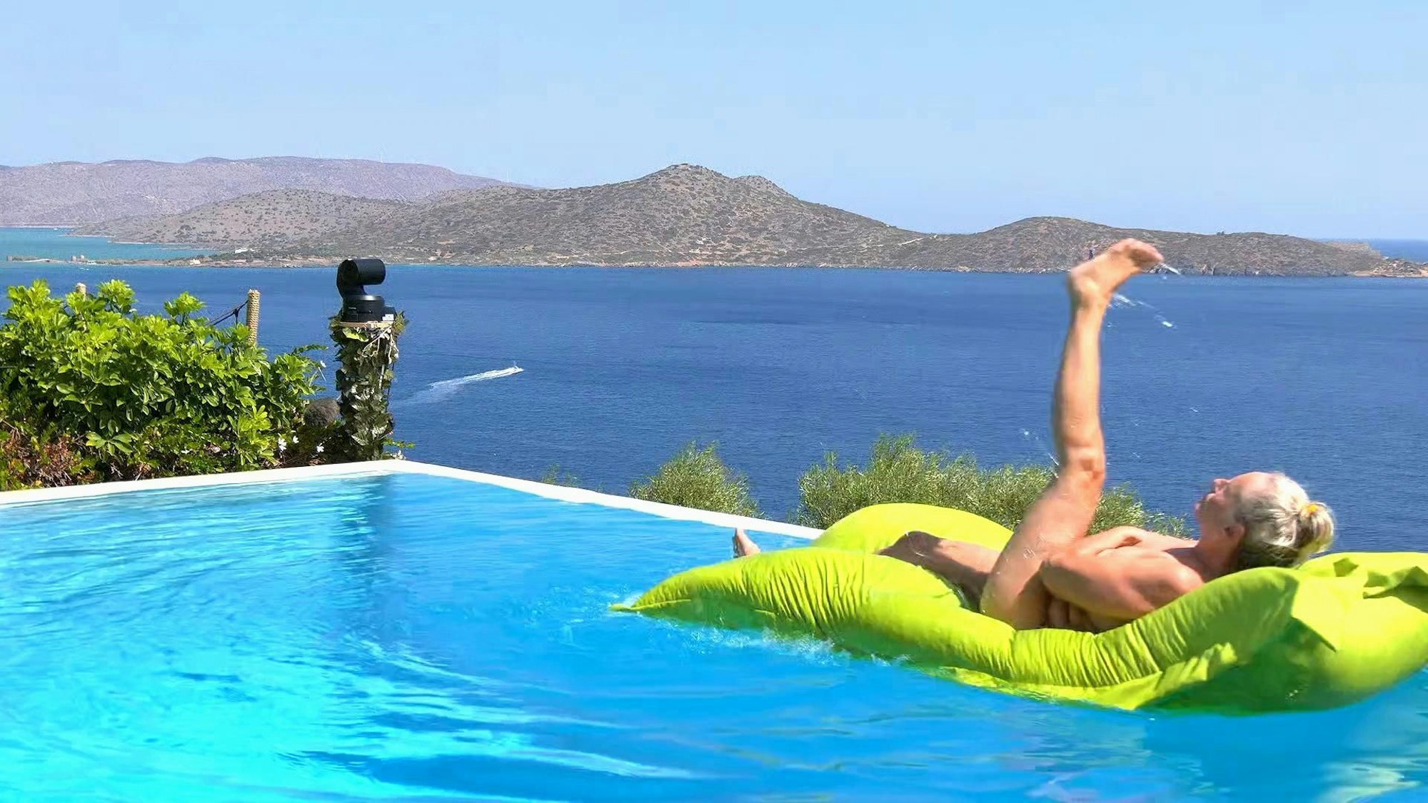 Bärbel badet am liebsten oberkörperfrei – was ihren Kontrahentinnen nicht besonders zusagt. Hier streckt sie ihr linkes Bein in die Höhe, liegt auf einer Matratze im Pool.