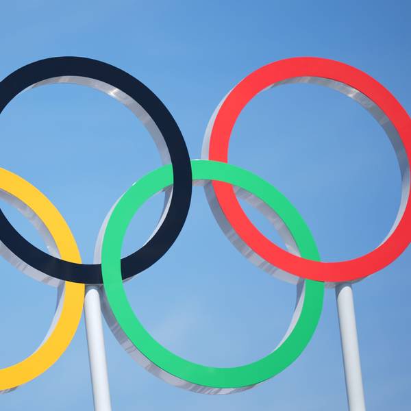Die fünf farbigen Ringe, das Symbol der Olympischen Spiele.