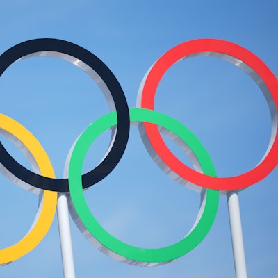 Die fünf farbigen Ringe, das Symbol der Olympischen Spiele.
