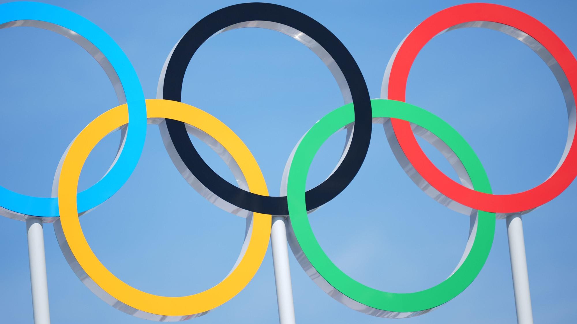 Die fünf farbigen Ringe, das Symbol der Olympischen Spiele.