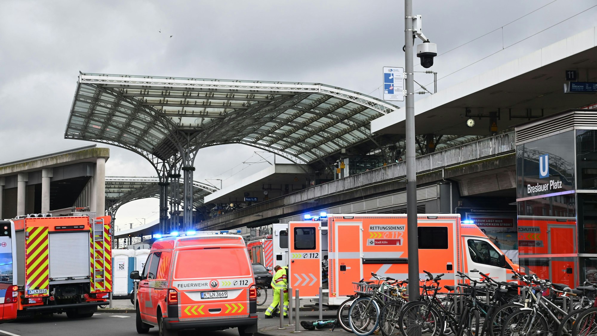 Die Feuerwehr ist am Kölner Hauptbahnhof wegen eines Feuers am Gleis im Einsatz.