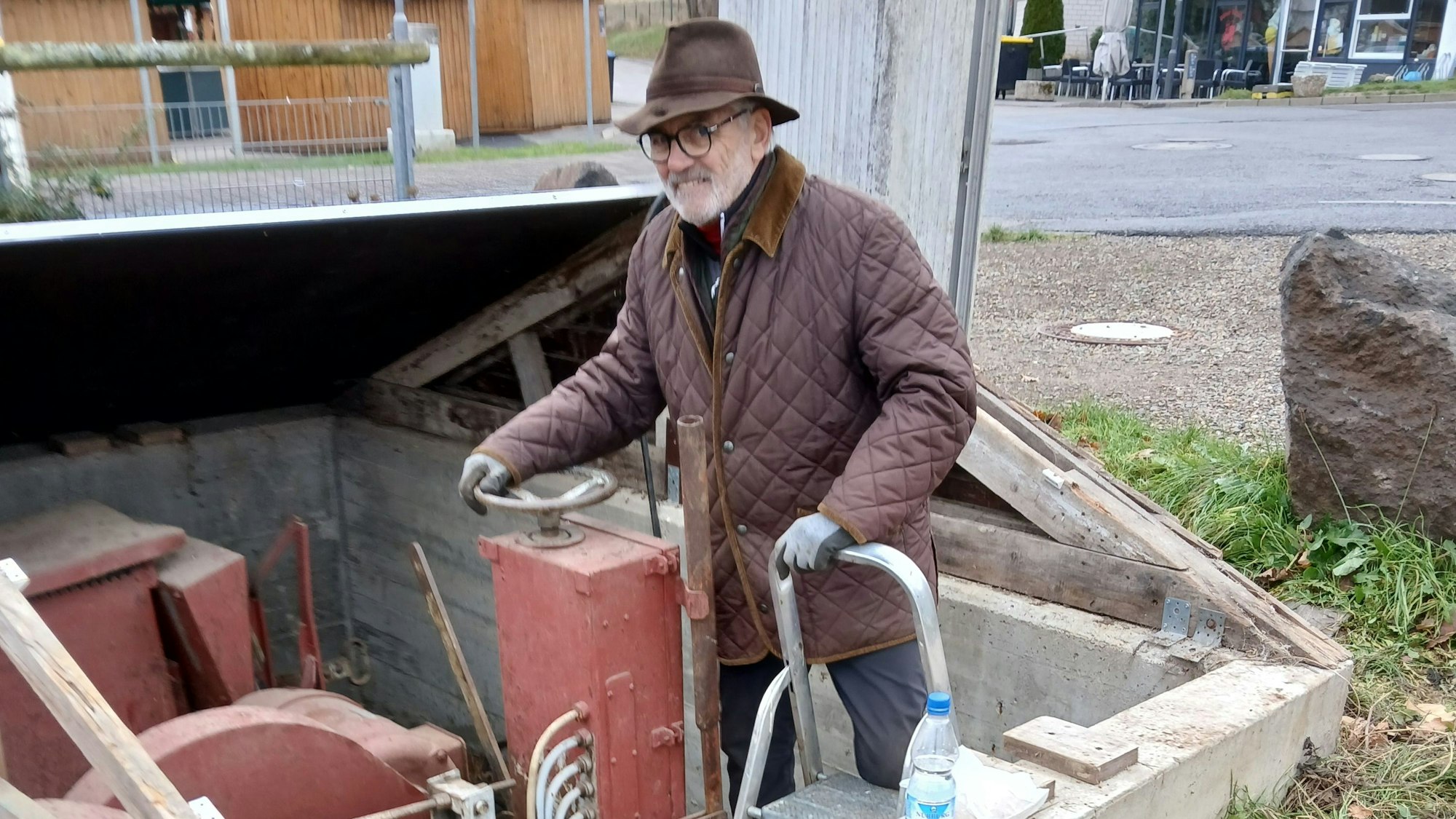 Der Reeder betätigt das große Drehrad der Winde.