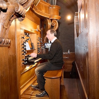 Organist Andreas Warler spielt Orgel in der Schlosskirche in Schleiden.