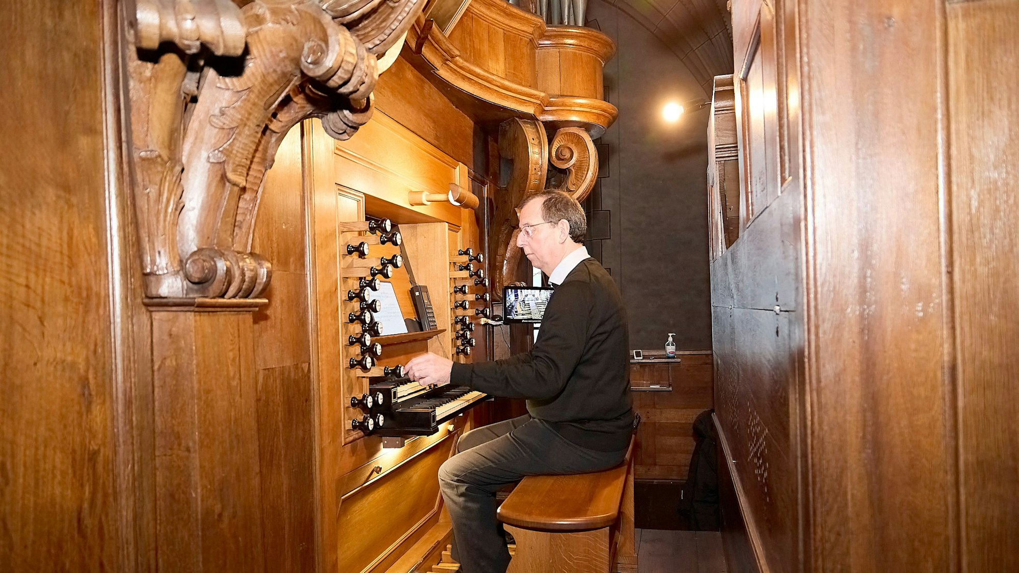 Organist Andreas Warler spielt Orgel in der Schlosskirche in Schleiden.