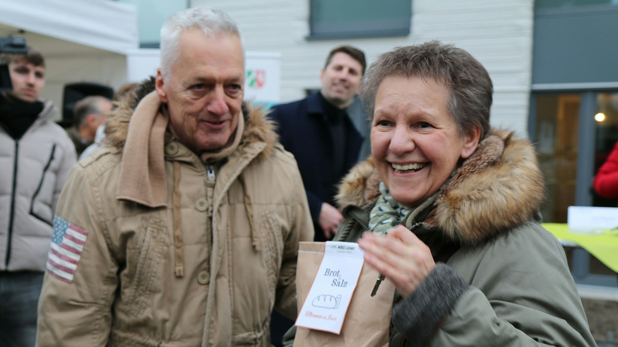 Constanze und Joachim Lippmann nach der Schlüsselübergabe durch Ministerin Scharrenbach