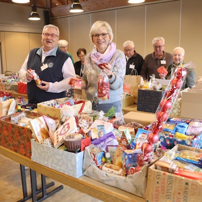 Das Foto zeigt die Weihnachtskisten Tafel Oberberg-Süd.