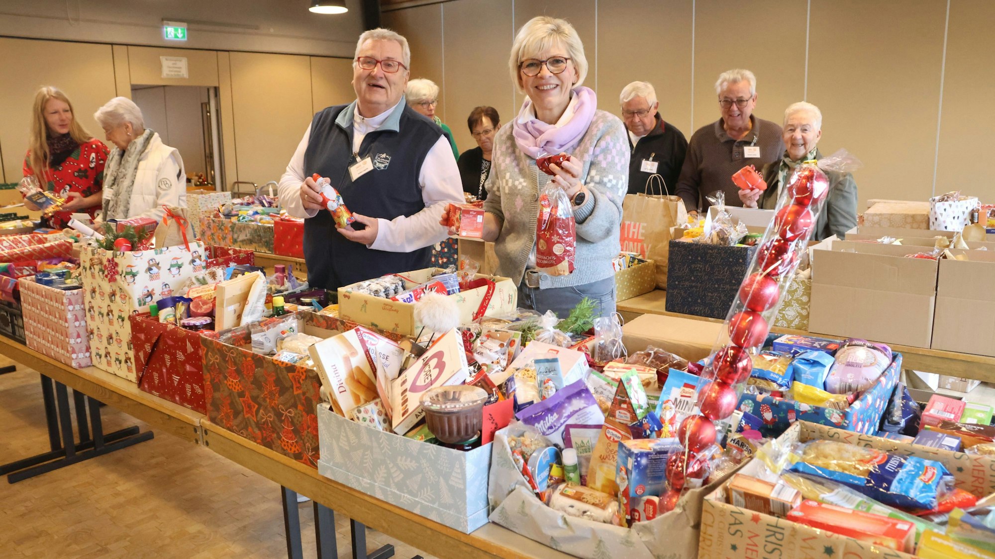 Das Foto zeigt die Weihnachtskisten Tafel Oberberg-Süd.