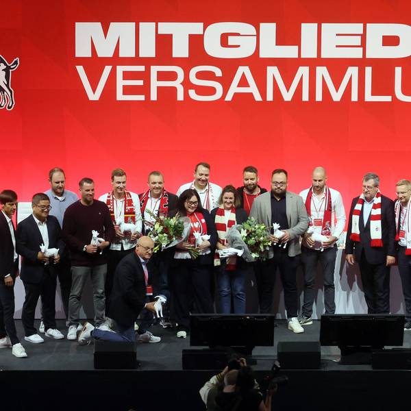 1. FC Köln, Mitgliederversammlung, 24.09.2024, 18.00 Uhr, der neue Mitgliederrat mit dem Vorstand auf der Bühne(1. FC Köln), Bild: Herbert Bucco