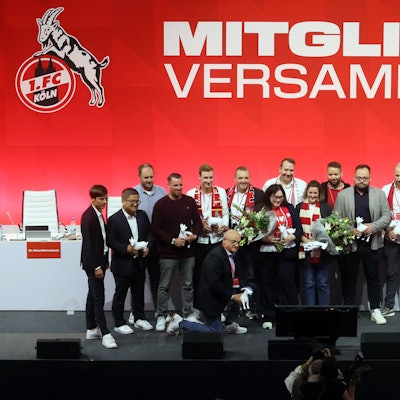 1. FC Köln, Mitgliederversammlung, 24.09.2024, 18.00 Uhr, der neue Mitgliederrat mit dem Vorstand auf der Bühne(1. FC Köln), Bild: Herbert Bucco