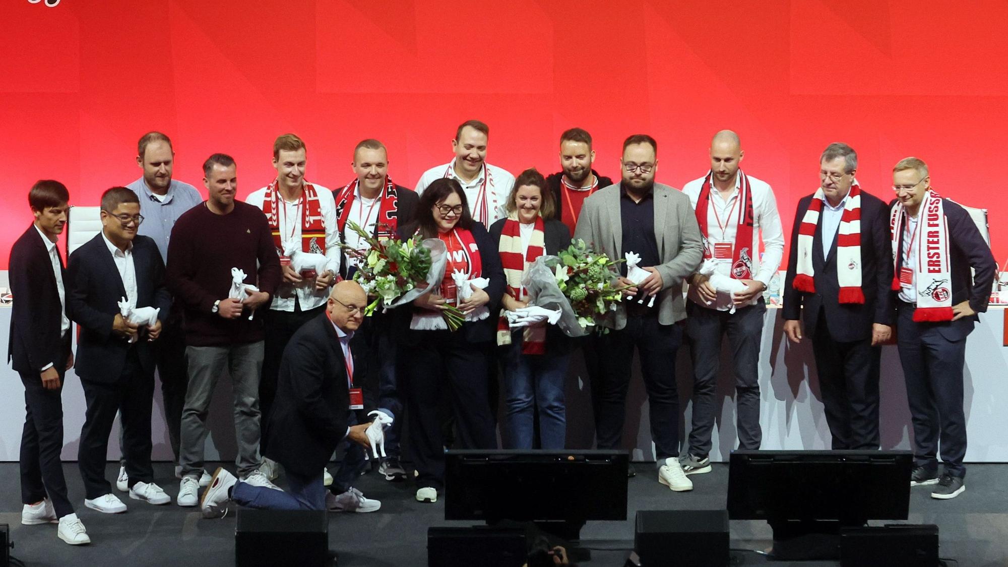 1. FC Köln, Mitgliederversammlung, 24.09.2024, 18.00 Uhr, der neue Mitgliederrat mit dem Vorstand auf der Bühne(1. FC Köln), Bild: Herbert Bucco