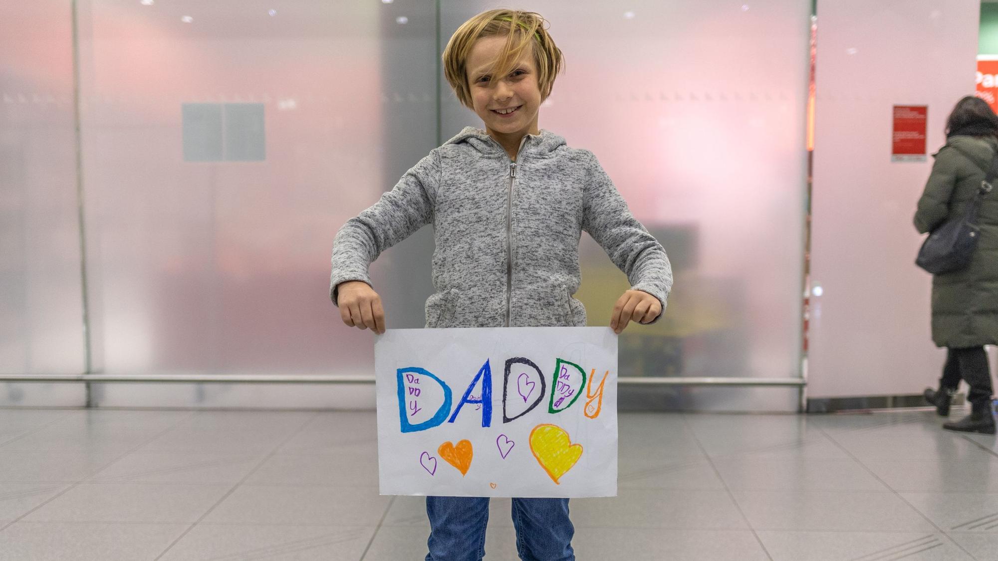 Noah hat schon am Vortag angefangen, sein Willkommensplakat zu malen.