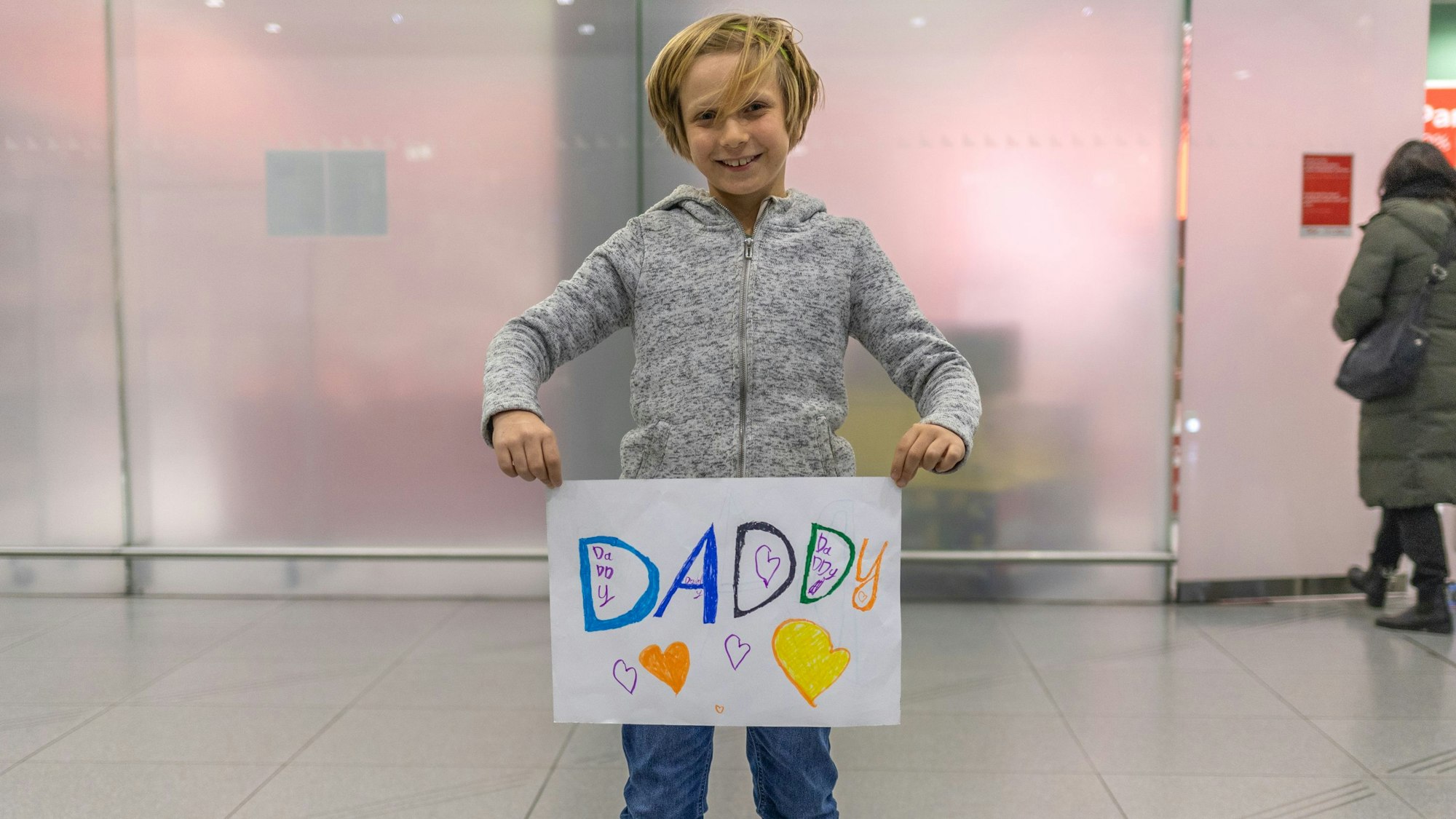 Noah hat schon am Vortag angefangen, sein Willkommensplakat zu malen.