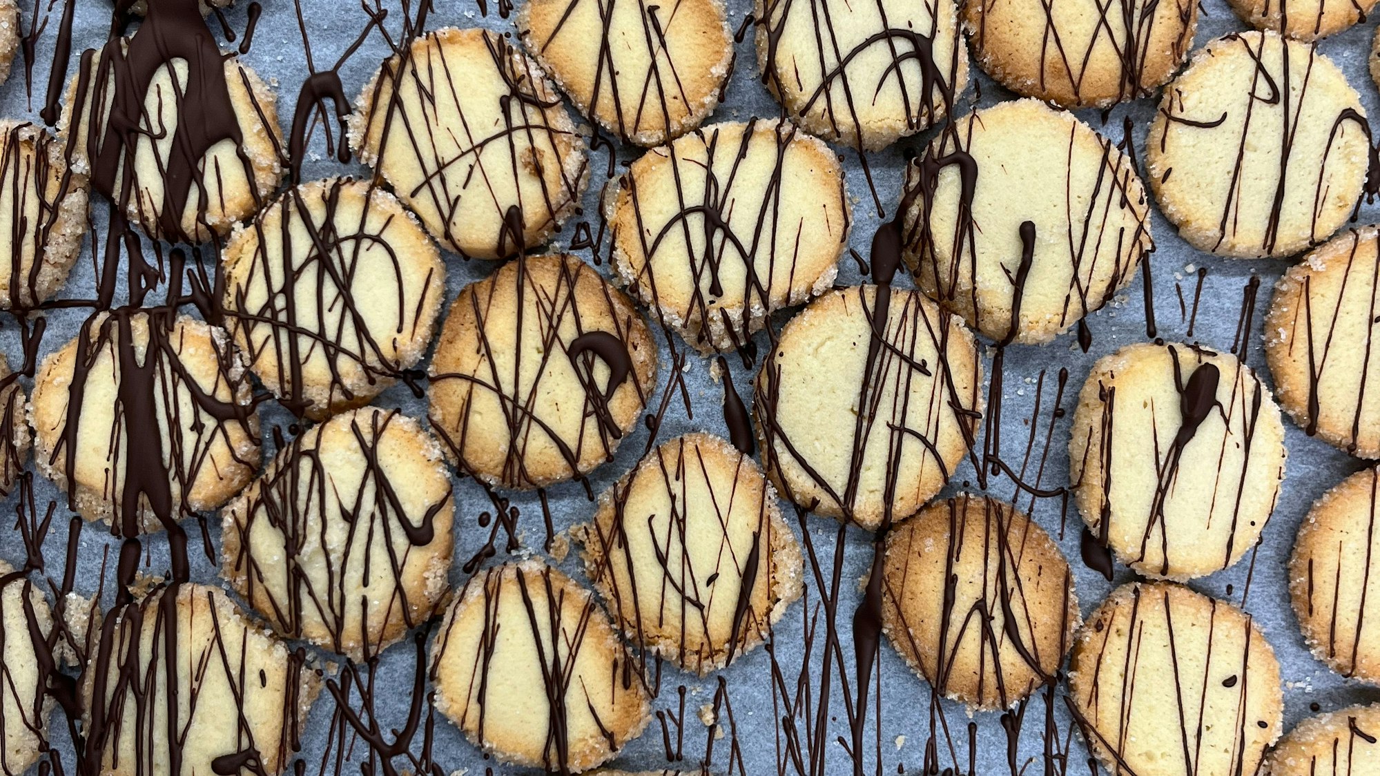 Über die Plätzchen wurden Schokoladestreifen aufgetragen.