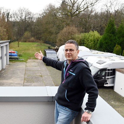 Volker D. zeigt auf die Wiese in Dellbrück, für die er ab Januar knapp 3400 Euro Grundsteuer zahlen soll, obwohl sie in einem Landschaftsschutzgebiet liegt und damit völlig wertlos ist.