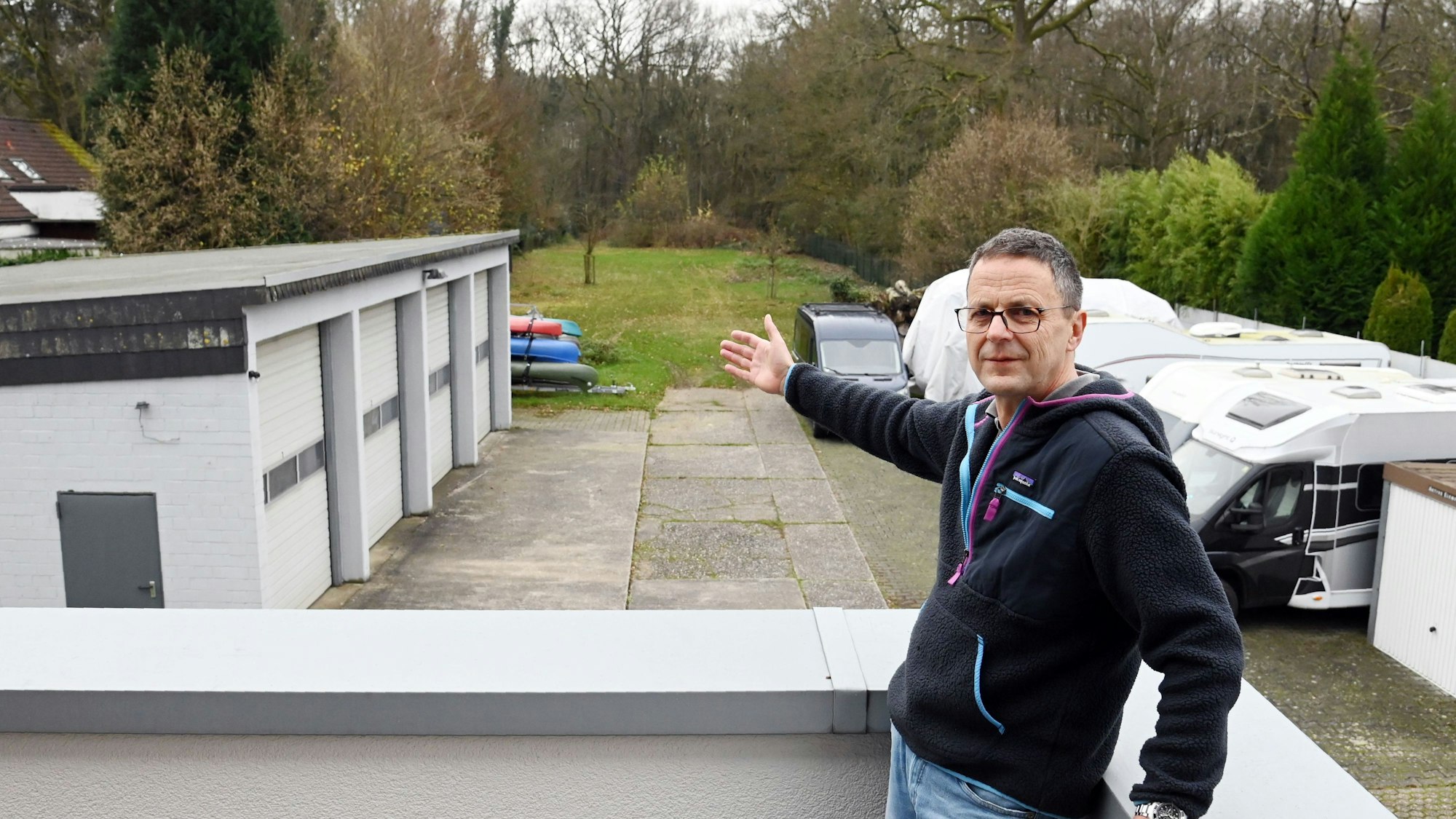 Volker D. zeigt auf die Wiese in Dellbrück, für die er ab Januar knapp 3400 Euro Grundsteuer zahlen soll, obwohl sie in einem Landschaftsschutzgebiet liegt und damit völlig wertlos ist.