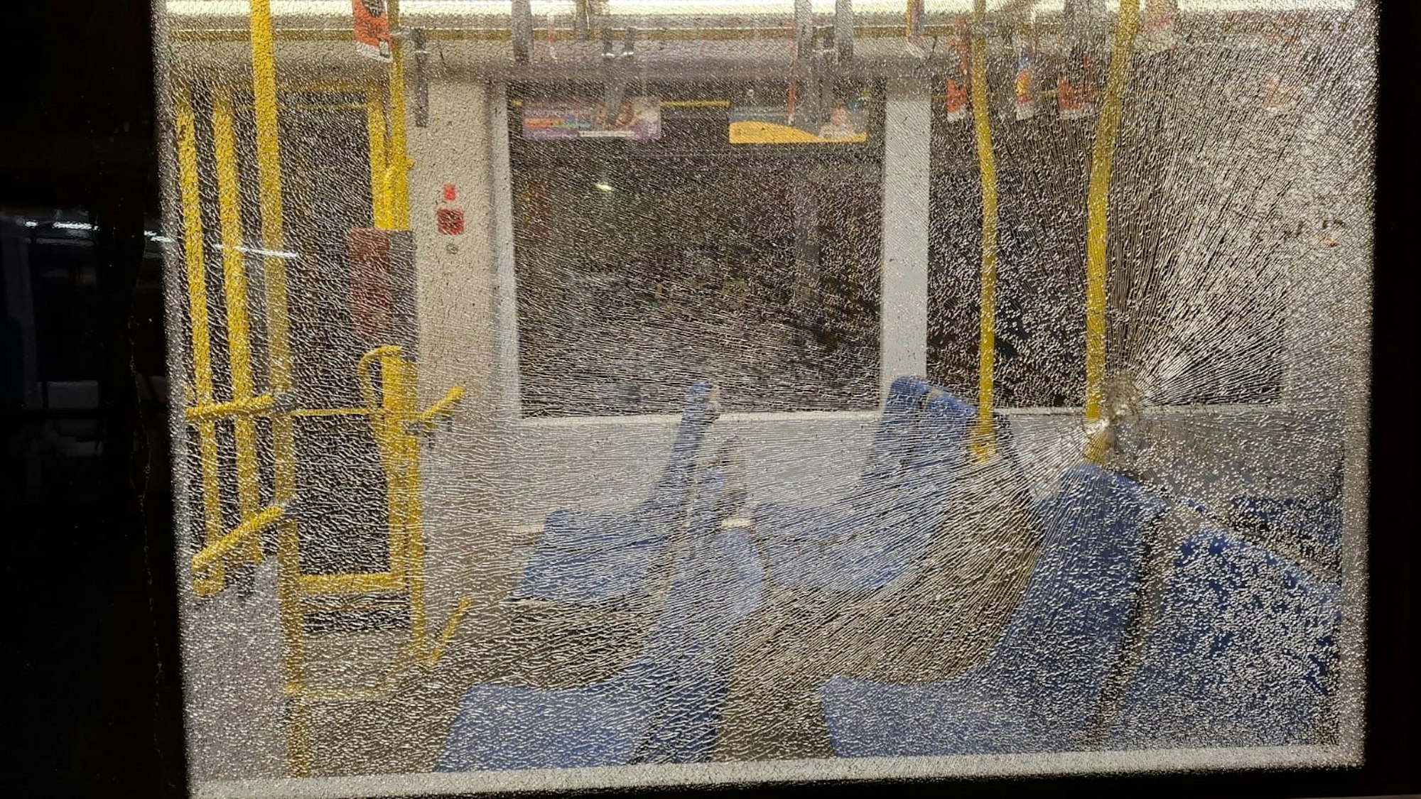 Gleich drei Scheiben der Stadtbahn sind zu Bruch gegangen, nachdem Steine sie getroffen hatten.