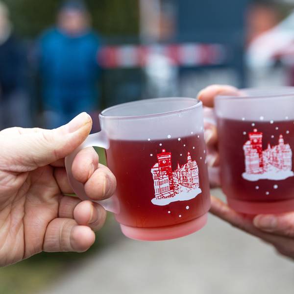 ARCHIV - Ein Glas Glühwein in der Pause ist in vielen Fällen unproblematisch, wenn die Tätigkeit es erlaubt. (zu dpa: «Glühweinzeit: Darf ich in der Mittagspause Alkohol trinken?») Foto: Frank Hammerschmidt/dpa/dpa-tmn - Honorarfrei nur für Bezieher des dpa-Themendienstes +++ dpa-Themendienst +++