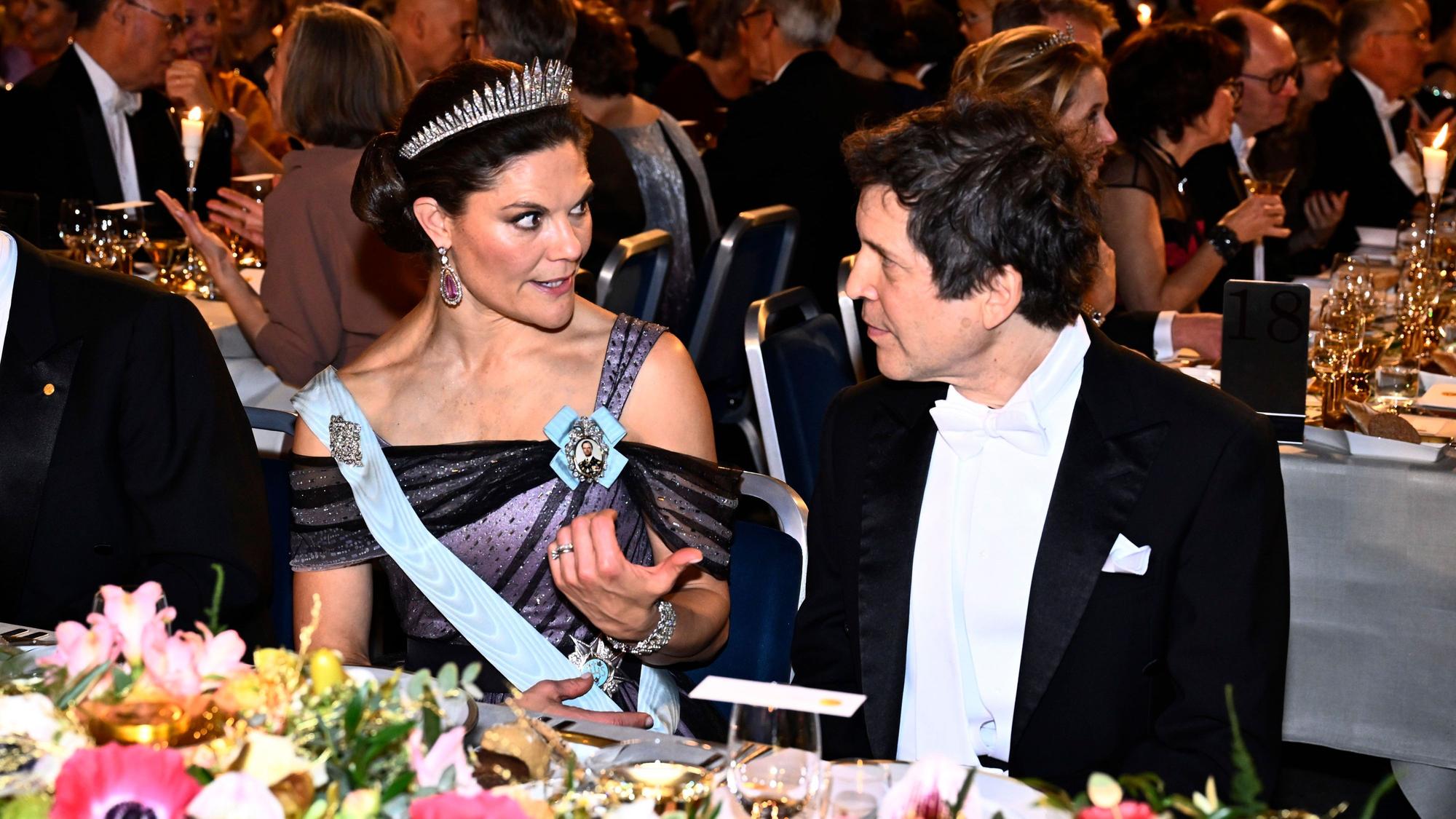 Schwedens Kronprinzessin Victoria und Chemie-Preisträger David Baker unterhalten sich.