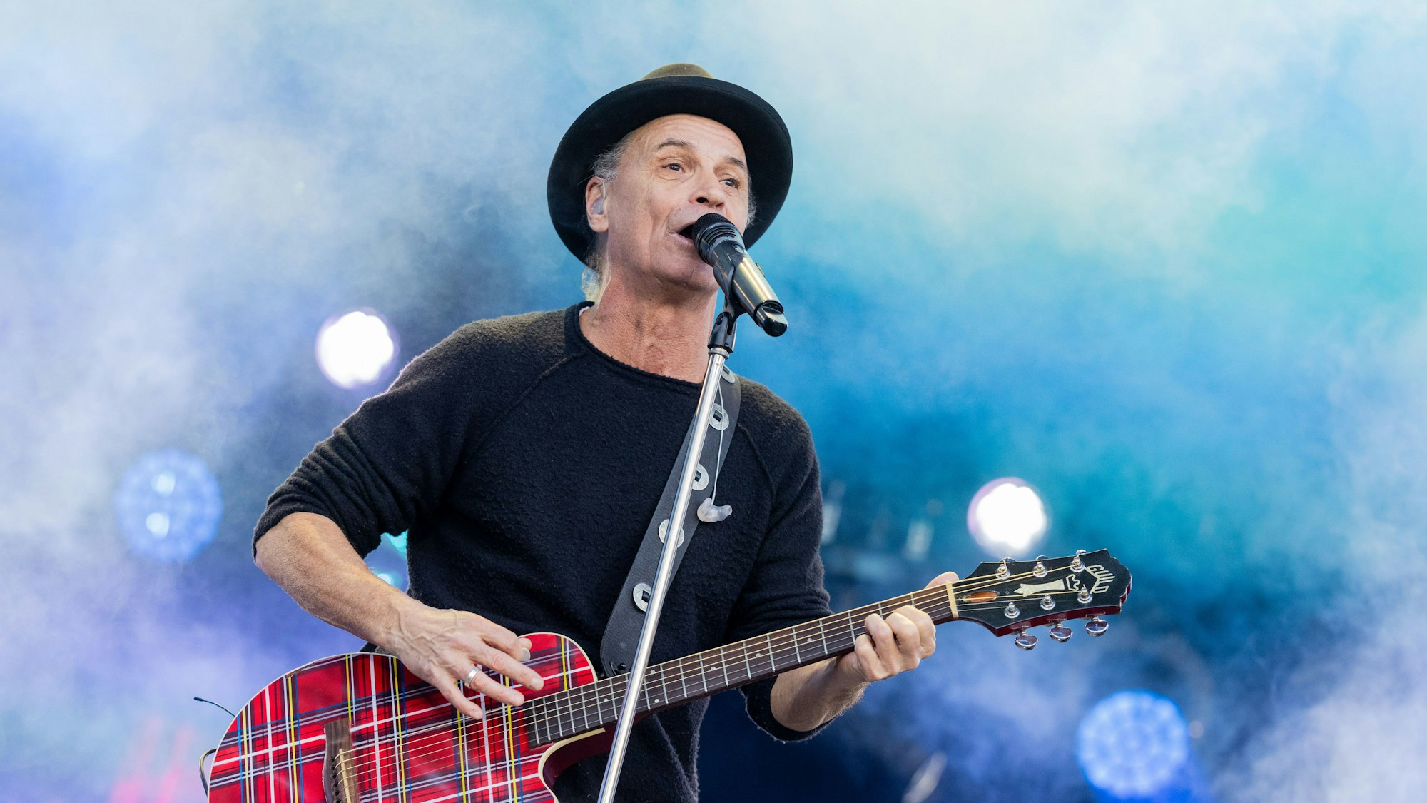 Sänger Peter Brings von der Band Brings steht beim Auftakt der Karnevalssession auf dem Heumarkt auf der Bühne. Foto: Rolf Vennenbernd/dpa