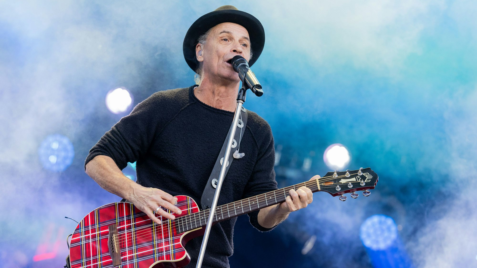 Sänger Peter Brings von der Band Brings steht beim Auftakt der Karnevalssession auf dem Heumarkt auf der Bühne. Am 11.11. um 11:11 Uhr hat in den närrischen Hochburgen die Karnevalssession begonnen. +++ dpa-Bildfunk +++