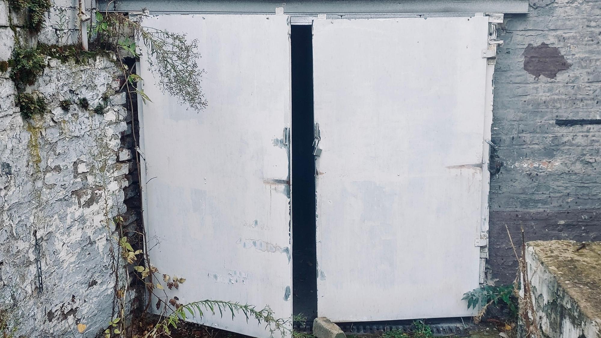 Eingang zum Keller eines kleines Hauses auf einem Gelände am Ehrenfeldgürtel 129