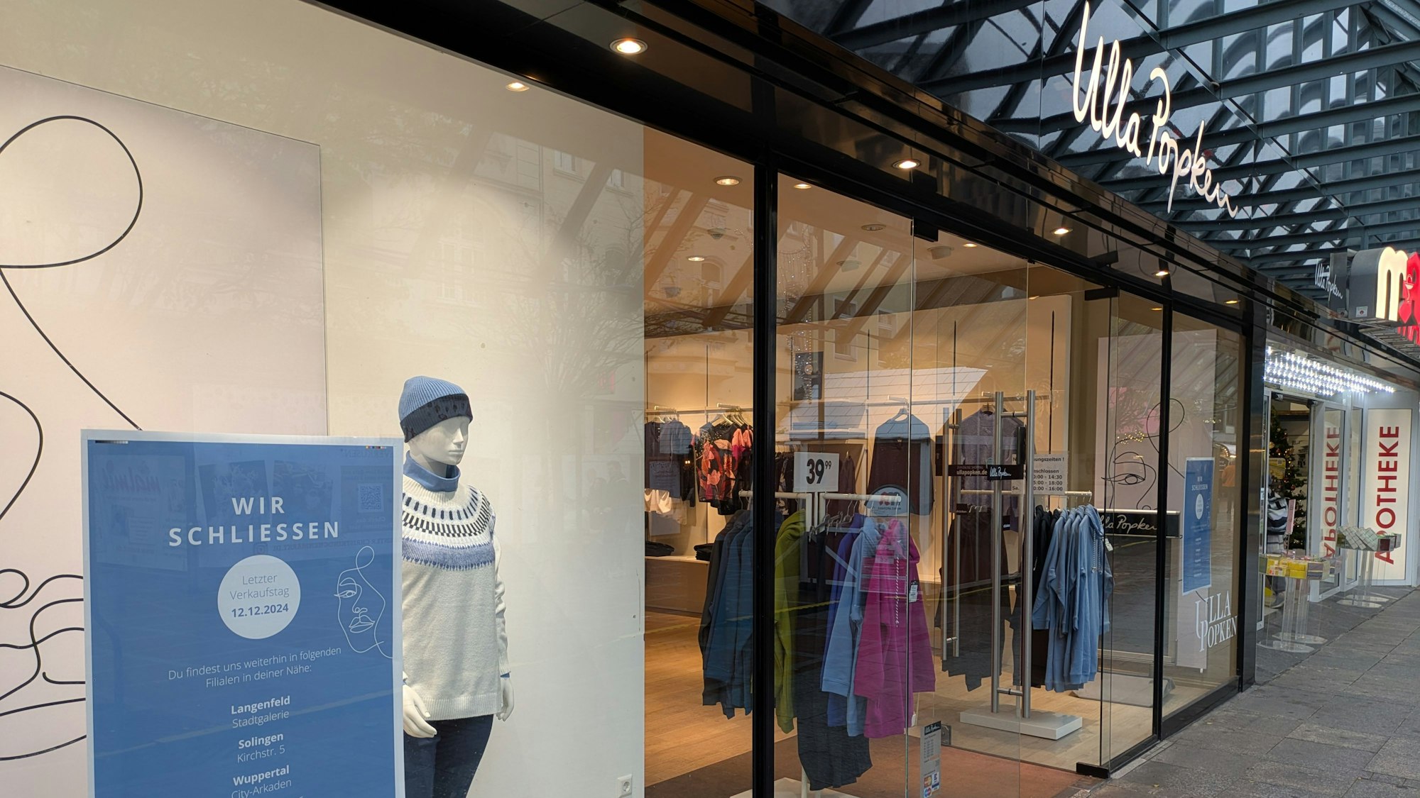 Ein Schaufenster eines Damenmodengeschäftes in Wiesdorf