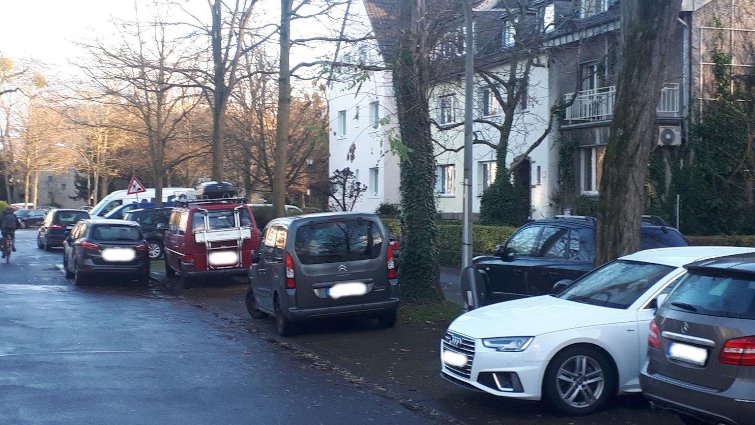 An der Kuenstraße wird verbreitet kreuz und quer, und in mehreren Reihen, geparkt.