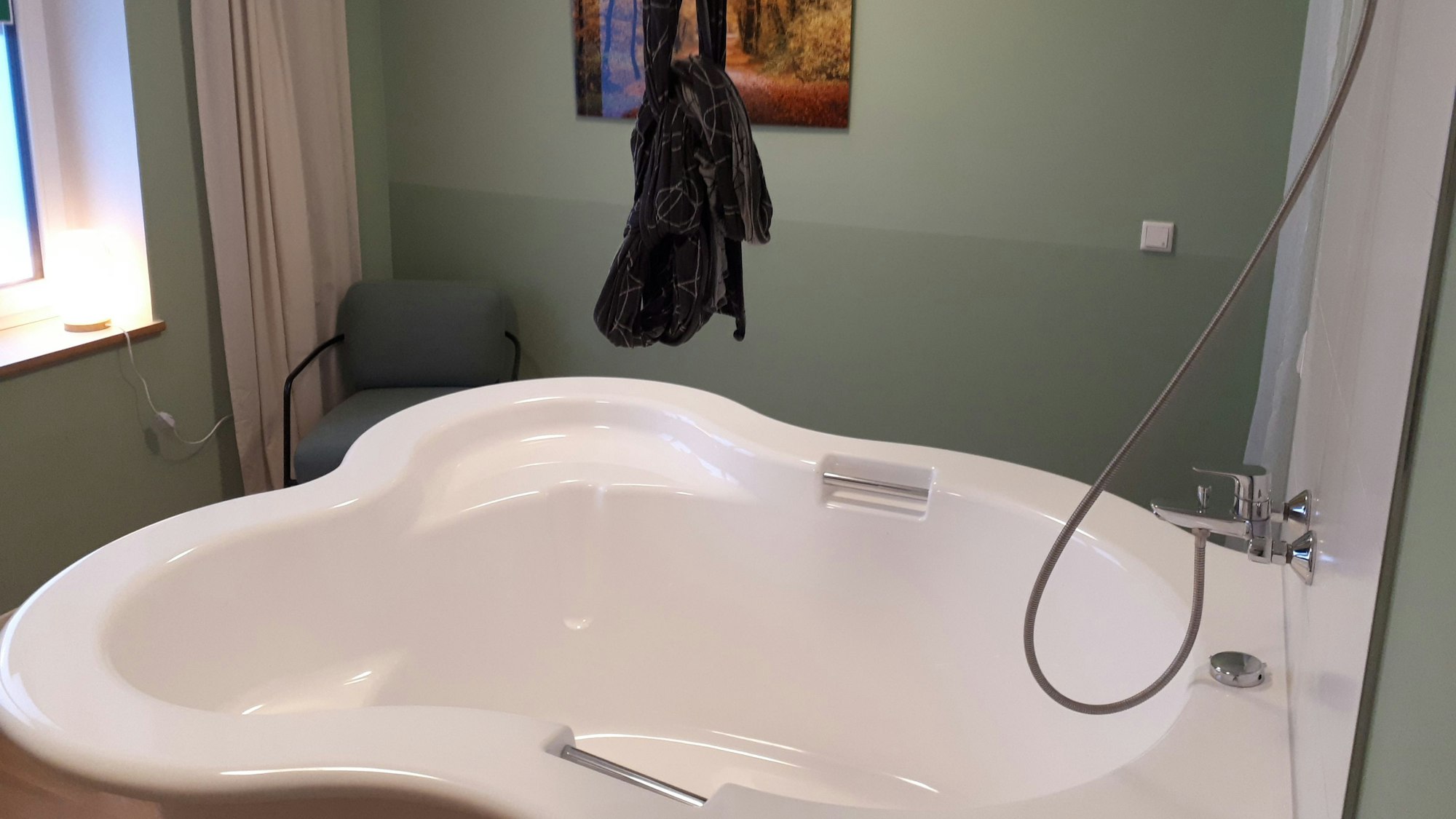 Blick in eines der Geburtszimmer, mit weißer Wanne.