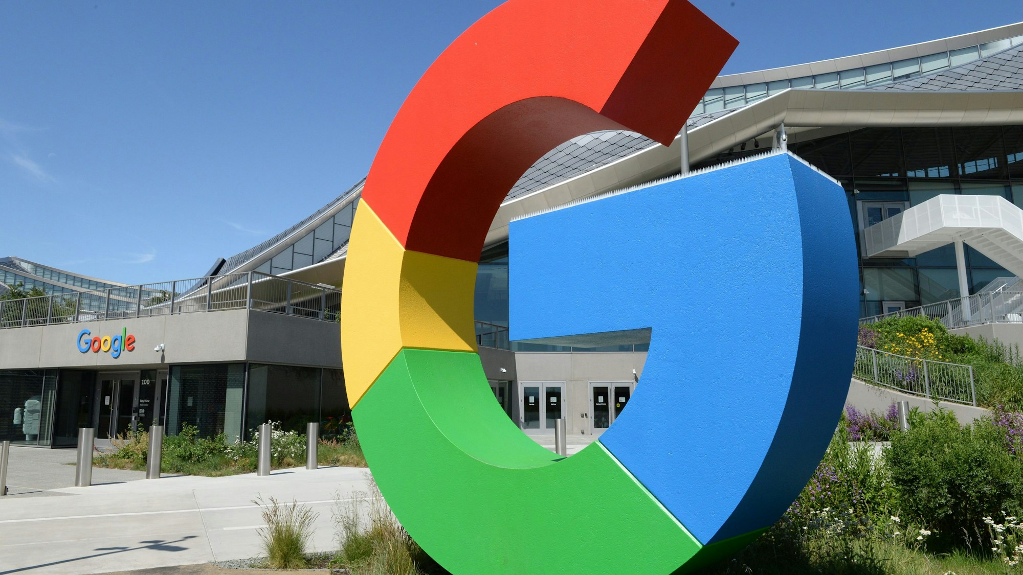 Das Logo von Google ist an einem Gebäude der Konzernzentrale in Mountain View zu sehen. (Archivbild)