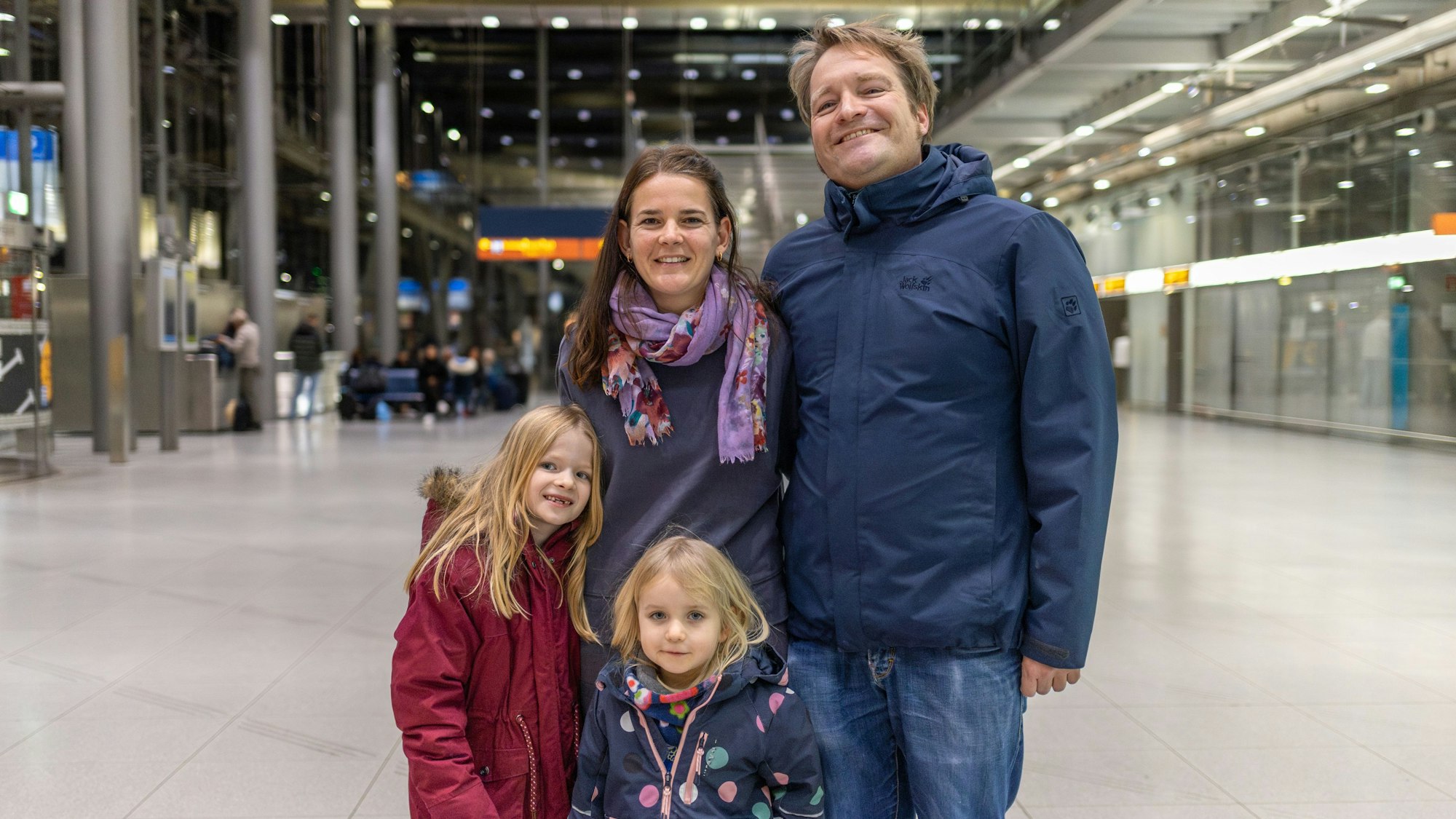 Katharina, ihr Mann Raphael, Martha und Mathilda sind nach einer Woche wieder zusammen.