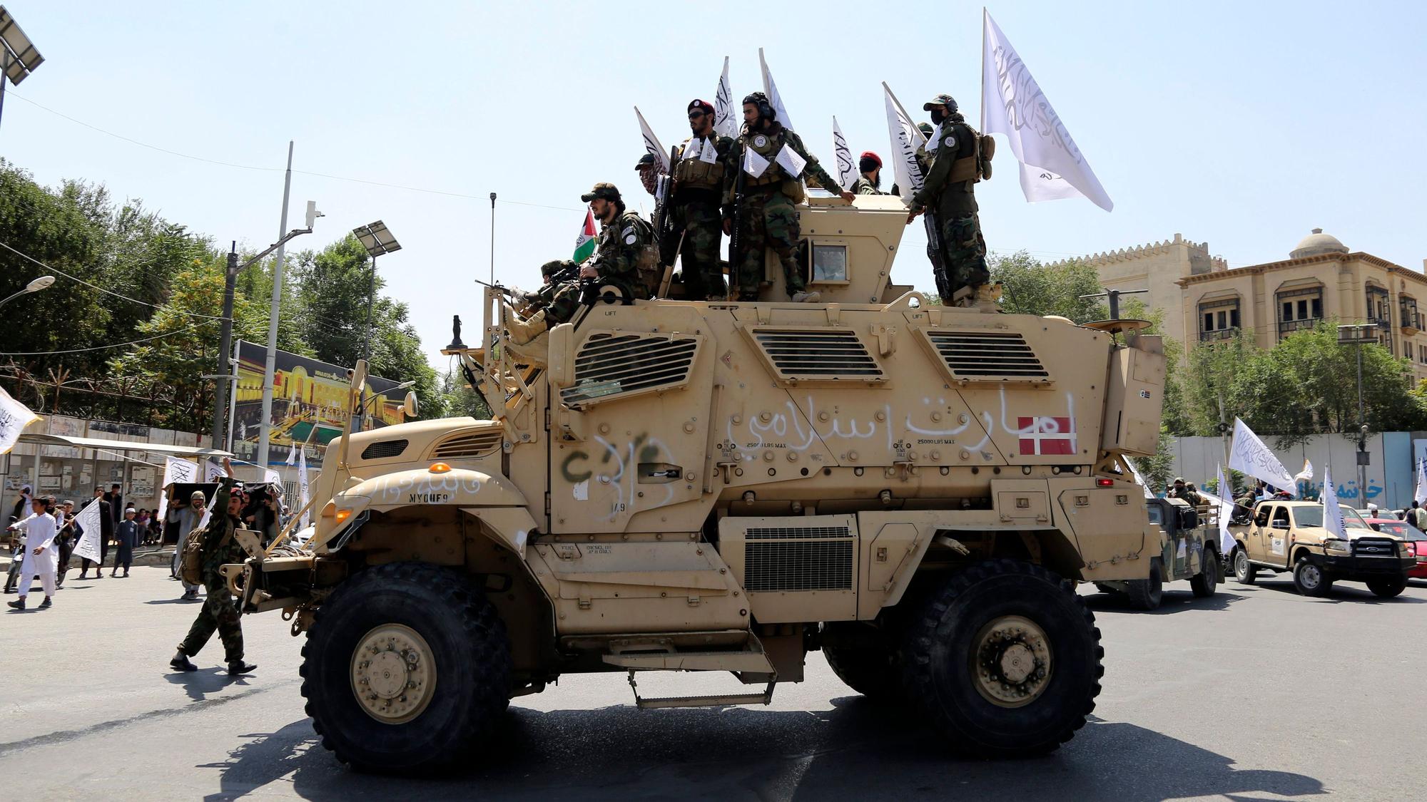 Taliban-Kämpfer feiern den dritten Jahrestag des Abzugs der US-geführten Truppen aus Afghanistan. (Archivbild)