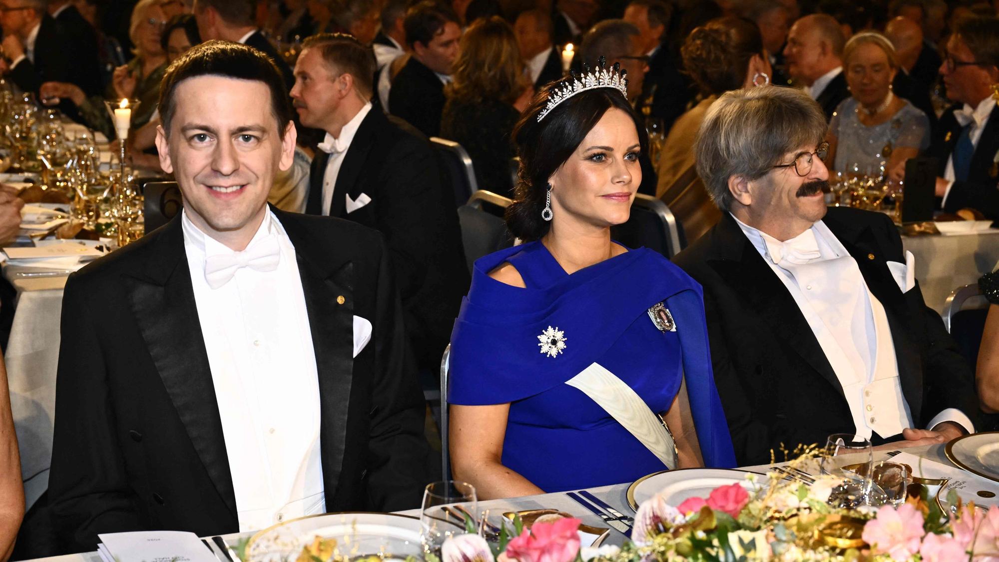 (l-r) Der Nobelpreisträger für Chemie 2024, John Jumper, Prinzessin Sofia von Schweden und der Nobelpreisträger für Physiologie oder Medizin 2024, Gary Ruvkun beim Bankett.