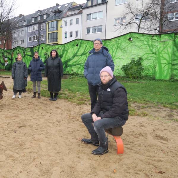 Drei Federtiere, viel Sand, sonst gähnende Leere: Mit dem Zustand des Spielplatzes im Leo-Amann-Park sind Eltern und Büze-Mitarbeiter äußerst unzufrieden.
