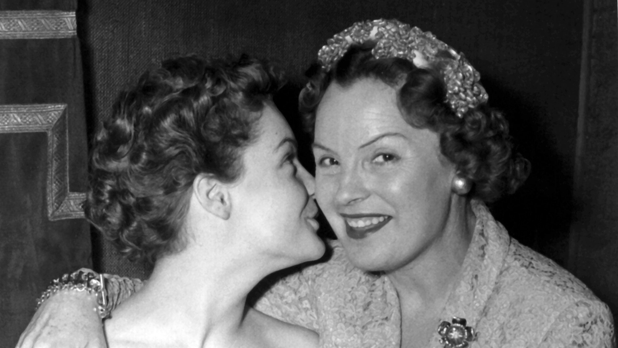 Romy Schneider mit ihrer Mutter Magda Schneider im Jahr 1954 in Hamburg.