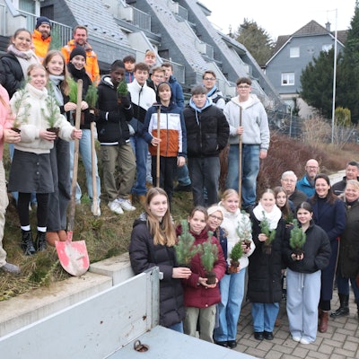 Gemeinsam brachten Schülerinnen und Schüler vom Hollenberg-Gymnasium in Waldbröl etliche Bäume an der Vennstraße in die Erde.