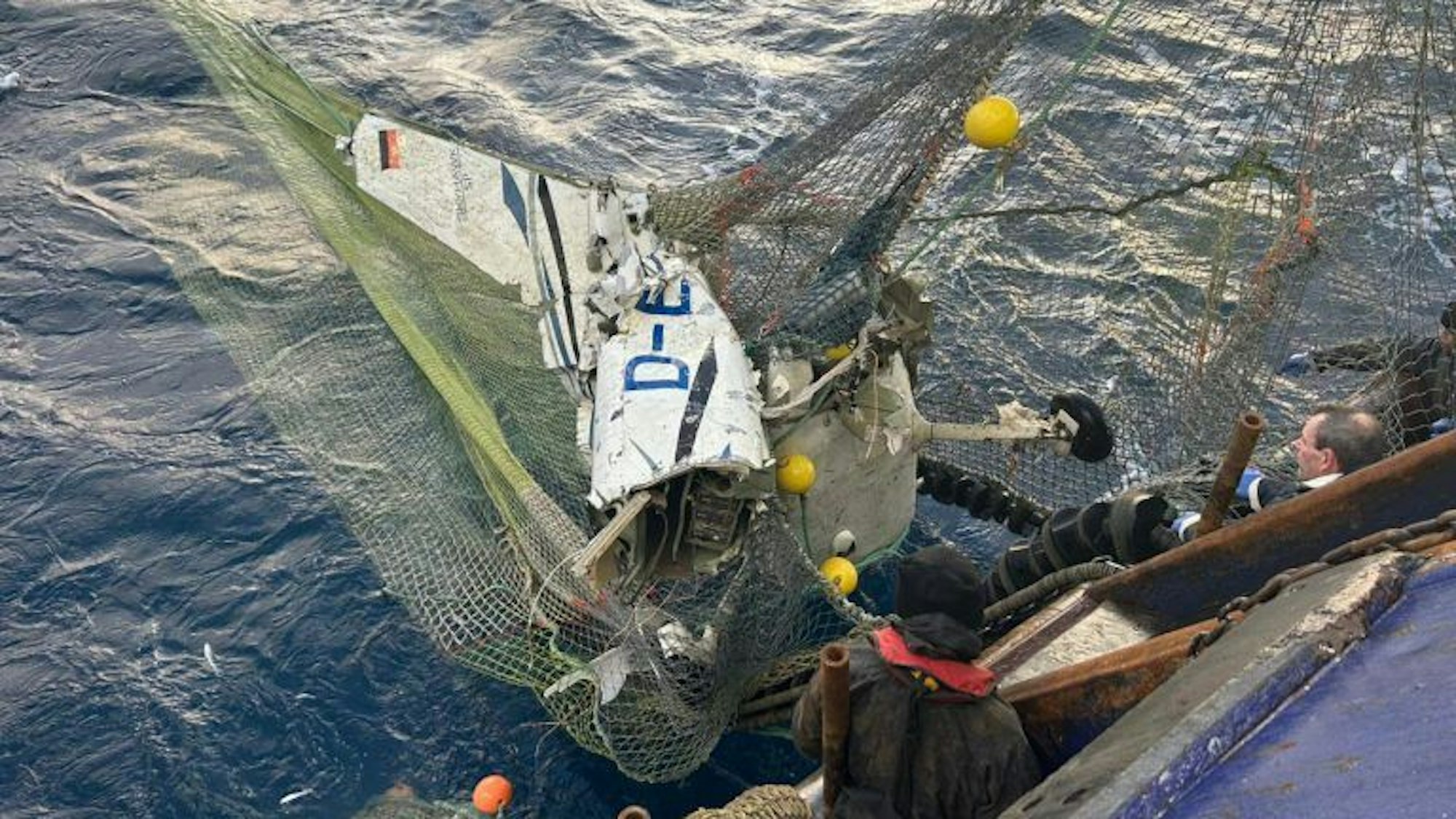 Das Flugzeugwrack hatte sich in einem Fischernetz in der Nordsee verfangen.