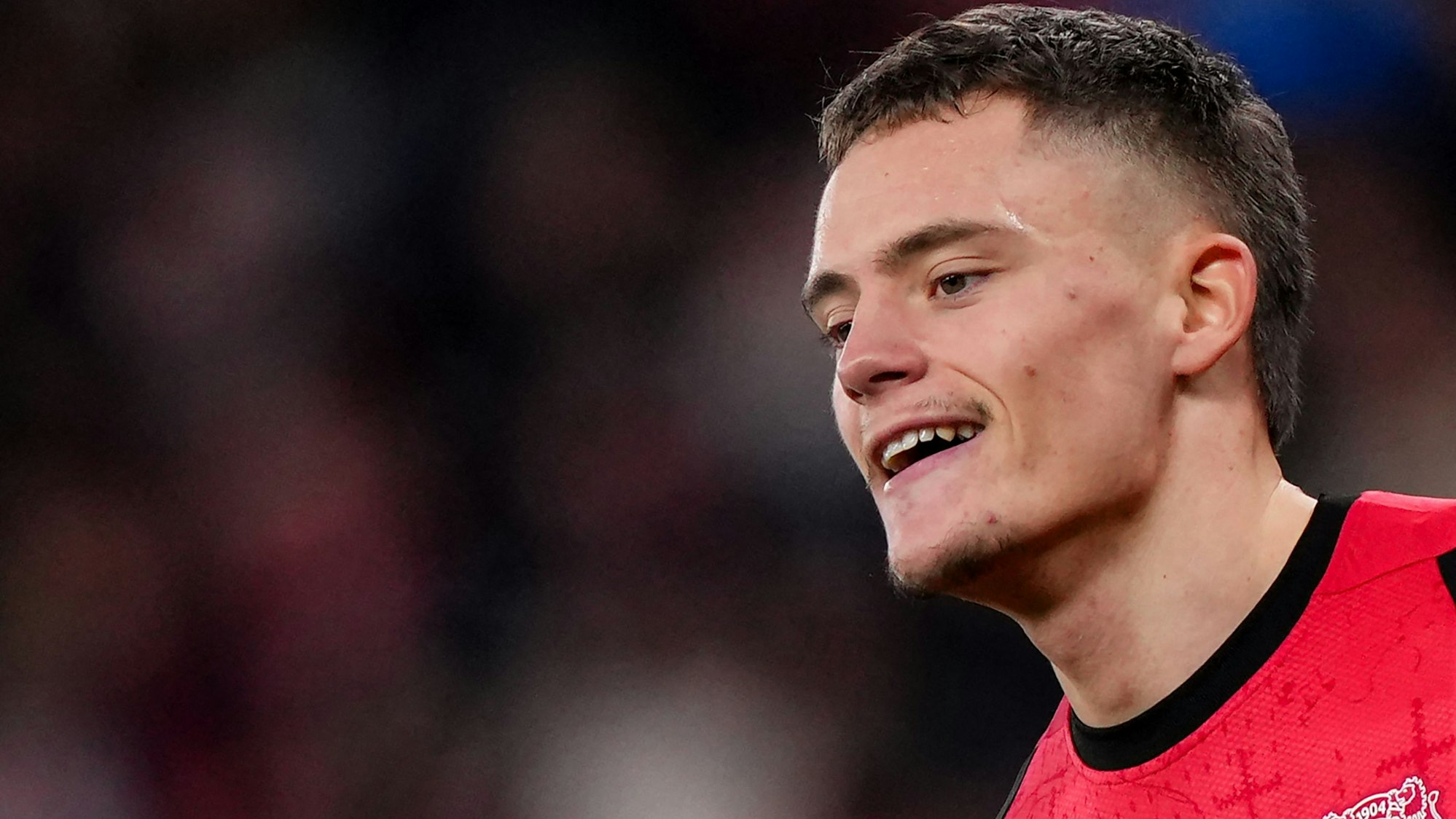 Auf dem Foto ist Florian Wirtz im Trikot von Bayer 04 Leverkusen zu sehen.