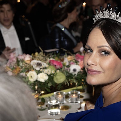 Prinzessin Sofia dreht sich zum Fotografen und lächelt.