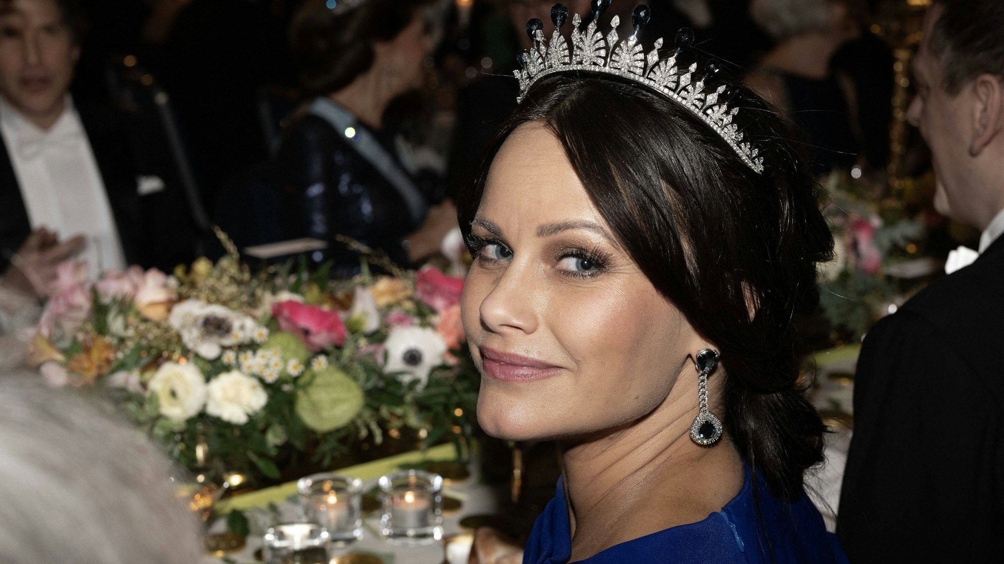 Prinzessin Sofia dreht sich zum Fotografen und lächelt.