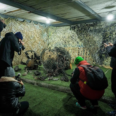 Journalisten dokumentieren Fragmente von einer Rakete. Ukrainische Behörden sagen, dass die Fragmente von der „Oreschnik“-Rakete sind. (Archivbild)