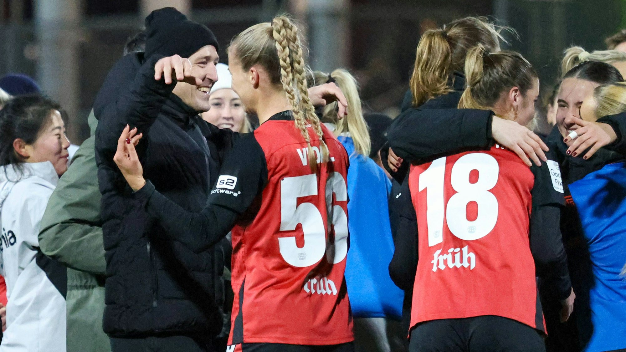 Leverkusen, Deutschland 06. Dezember 2024: 1. BL - Frauen - 2024 / 2025 - Bayer 04 Leverkusen vs. VfL Wolfsburg Im Bild: v.li. Cheftrainer Roberto Pätzold / Paetzold Bayer Leverkusen umarmt Juliette Vidal Bayer Leverkusen nach dem Sieg gegen Wolfsburg. /// DFB regulations prohibit any use of photographs as image sequences and/or quasi-video /// Ulrich-Haberland-Stadion Nordrhein Westfalen *** Leverkusen, Germany 06 December 2024 1 BL Women 2024 2025 Bayer 04 Leverkusen vs VfL Wolfsburg In the picture from left head coach Roberto Pätzold Paetzold Bayer Leverkusen hugs Juliette Vidal Bayer Leverkusen after the win against Wolfsburg DFB regulations prohibit any use of photographs as image sequences and or quasi video Ulrich Haberland Stadion Nordrhein Westfalen Copyright: xFotostandx/xFantinix