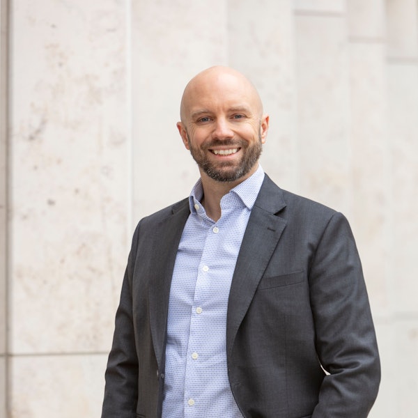 Das Foto zeigt einen Mann im Anzug.