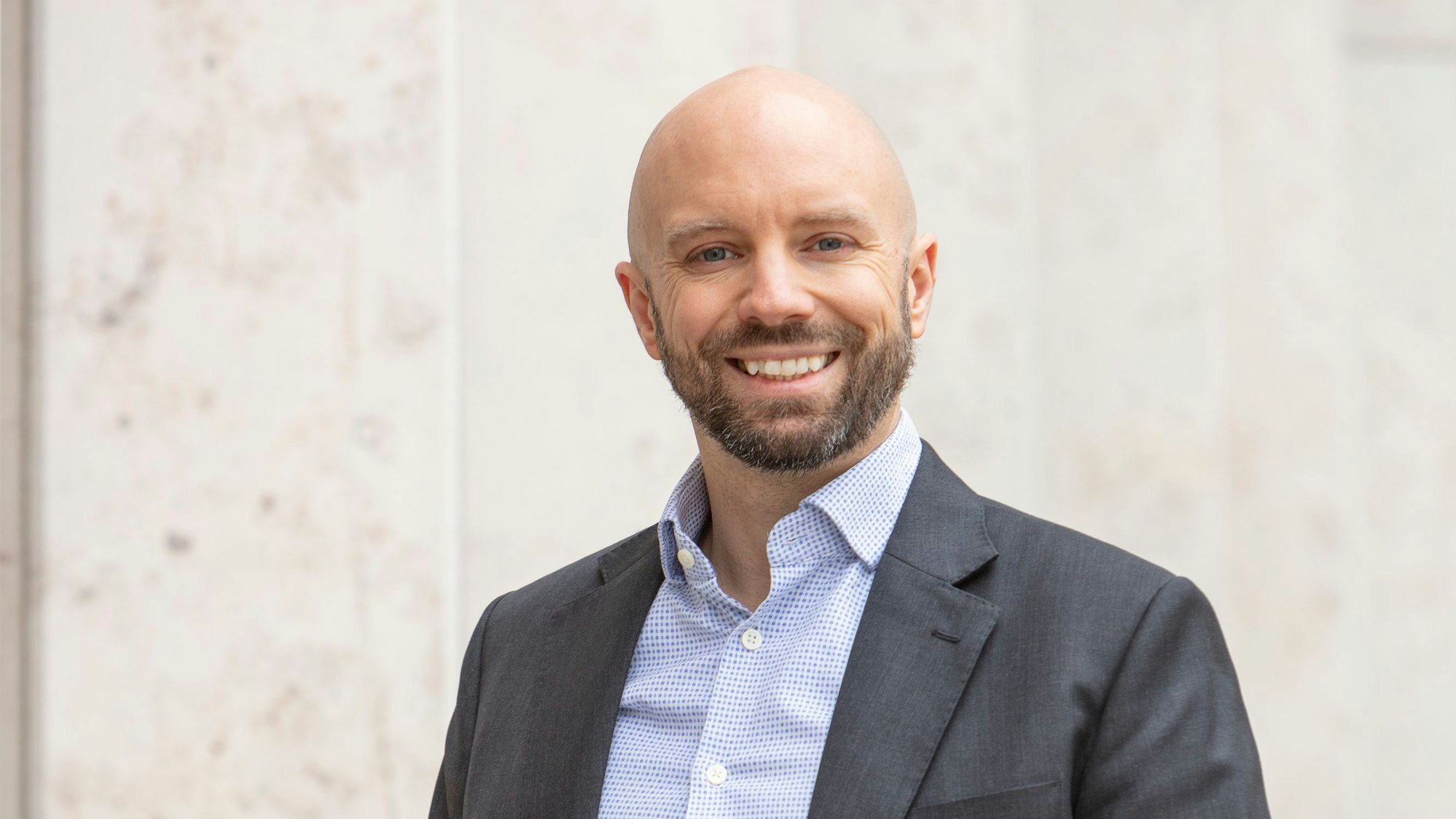 Das Foto zeigt einen Mann im Anzug.