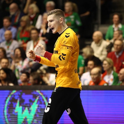 VfL-Torhüter Dominik Kuzmanovic ballt die Fäuste nach einem gehaltenen Ball.