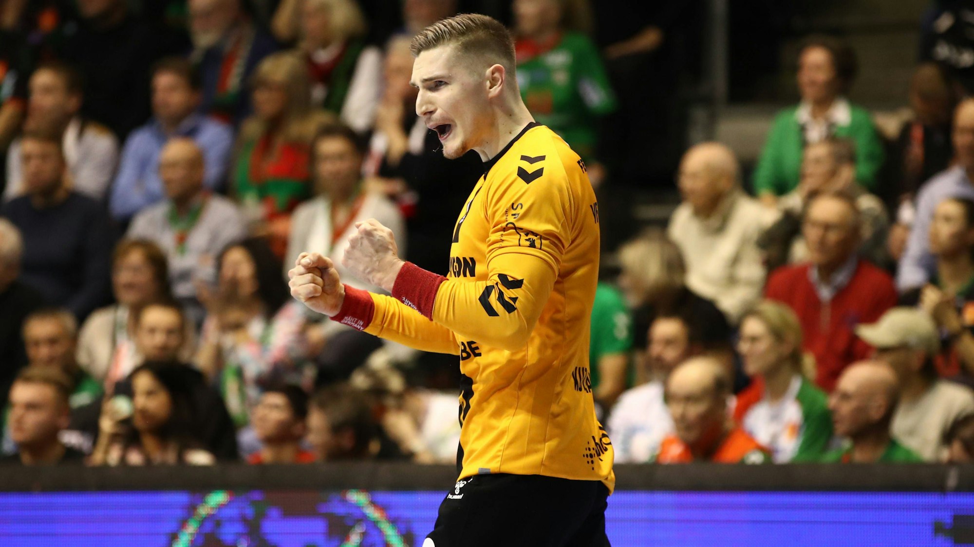 VfL-Torhüter Dominik Kuzmanovic ballt die Fäuste nach einem gehaltenen Ball.