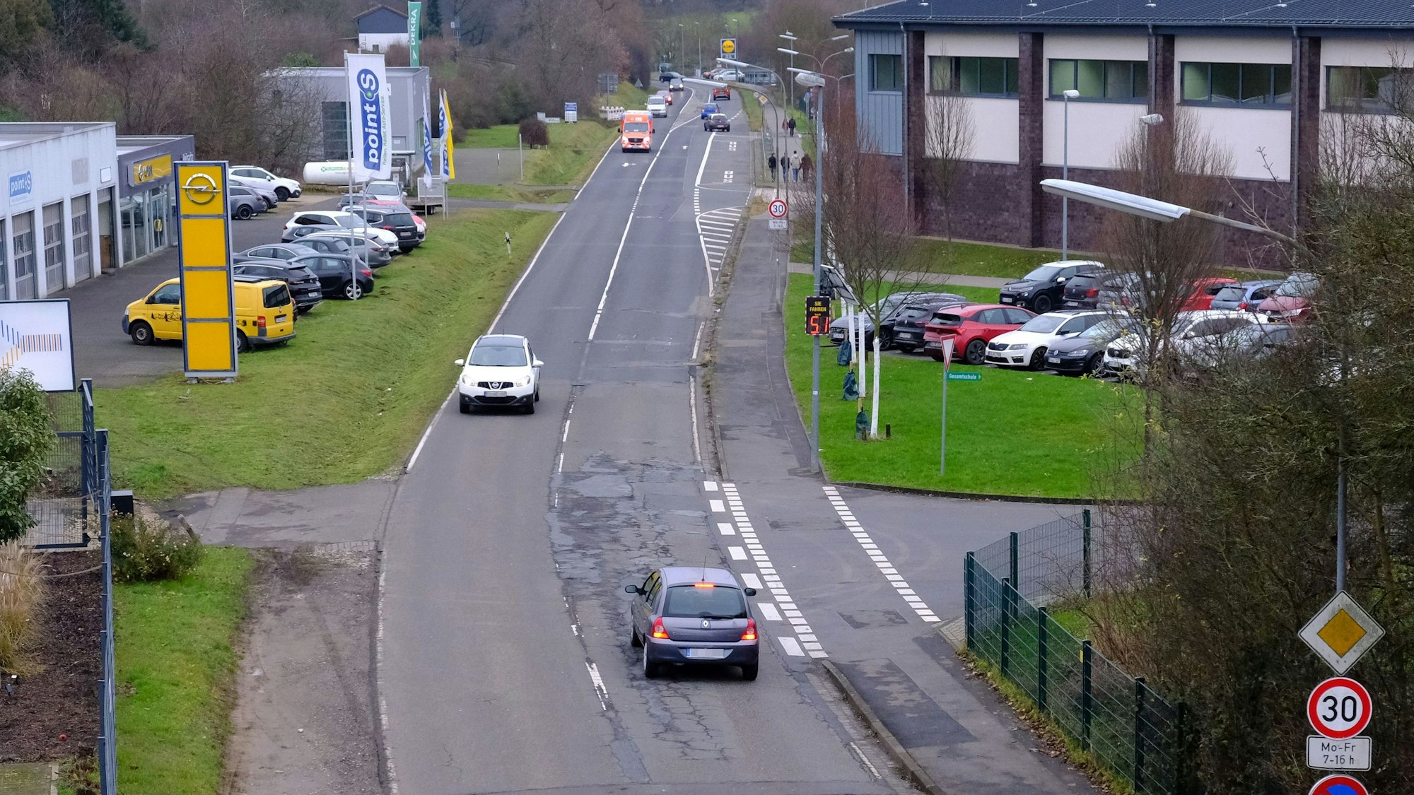 Die Feytalstraße in Mechernich führt von der Ortsmitte zum Schulzentrum. Auf der linken Seite befinden sich einige Gewerbebetriebe.