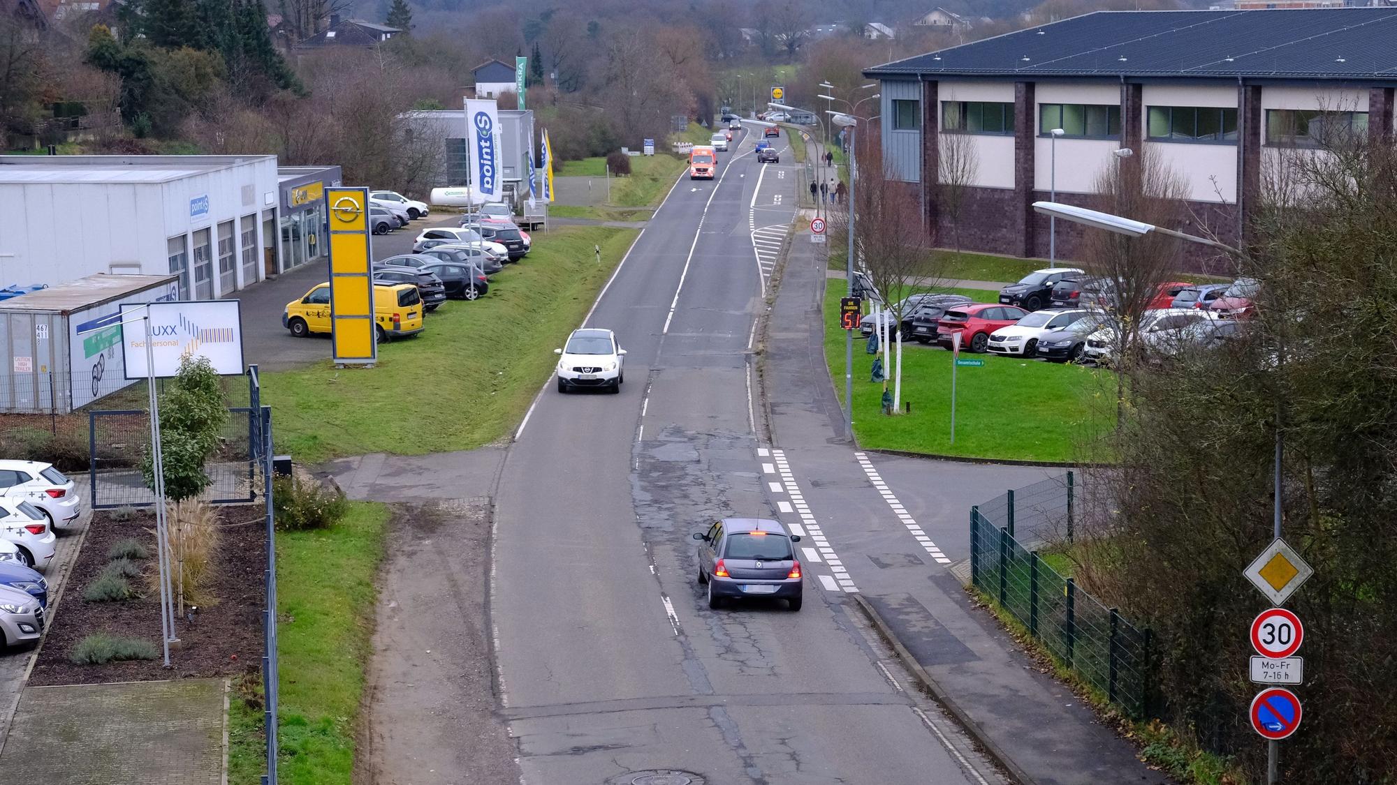 Die Feytalstraße in Mechernich führt von der Ortsmitte zum Schulzentrum.