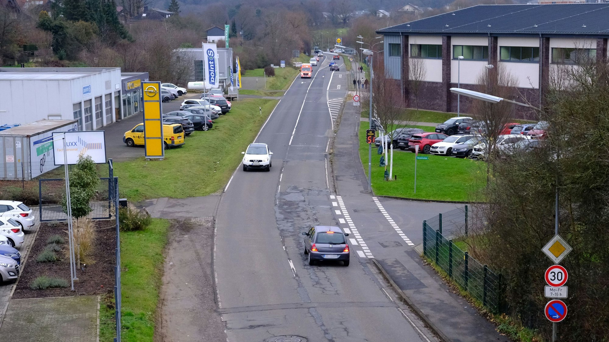 Die Feytalstraße in Mechernich führt von der Ortsmitte zum Schulzentrum.