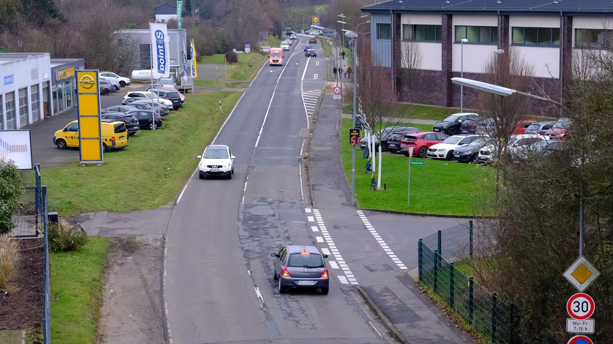 Die Feytalstraße in Mechernich führt von der Ortsmitte zum Schulzentrum. Auf der linken Seite befinden sich einige Gewerbebetriebe.